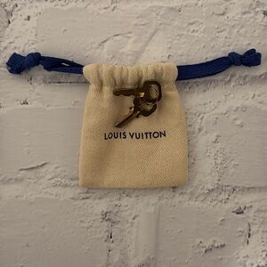 Small Louis Vuitton bag.  Keys no lock.